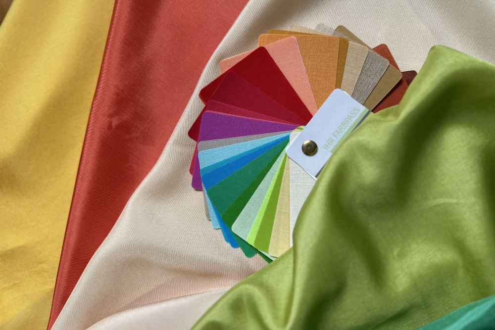 Den Frühlingstyp erkennen: Typische Farben anhand eines Farbfächers und Farbtücher